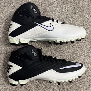 NWOT Nike Black and White Men's Athletic Football Cleats